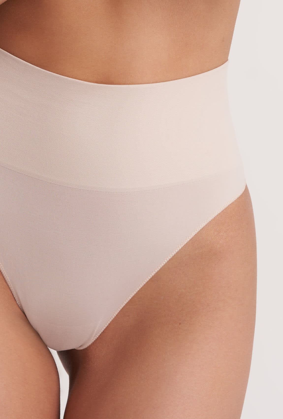 Gatta Formuojančios besiūlės tanga kelnaitės CORRECT SENSUAL SKIN NUDE