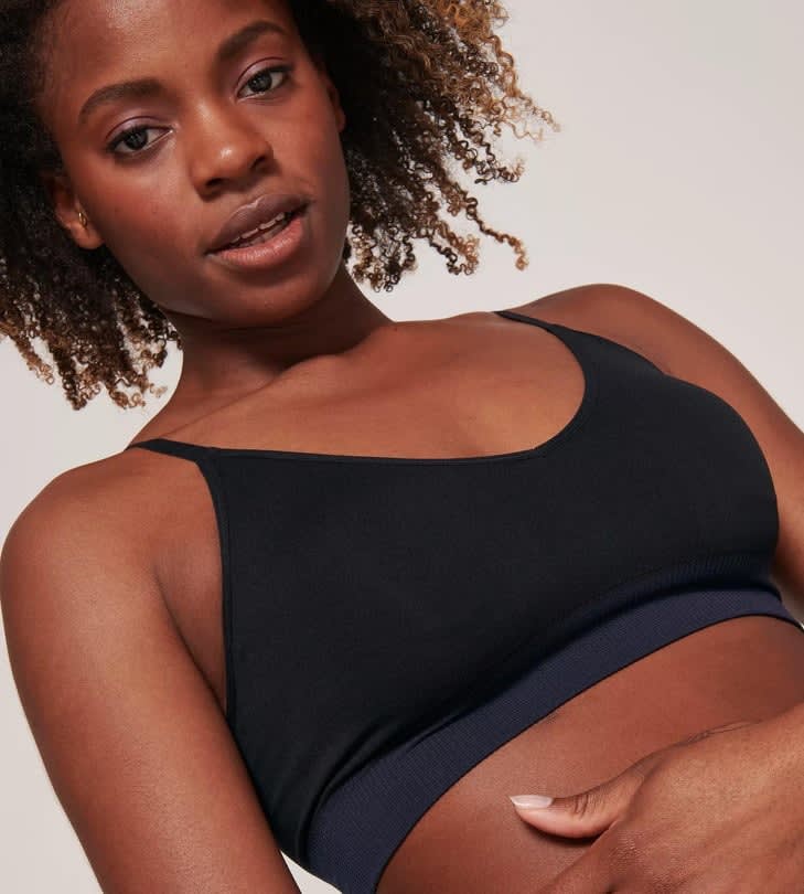 Sloggi Braletė su pakietinimu ir alavijo mikrokapsulėmis EVER INFUSED ALOE BRALETTE BLACK