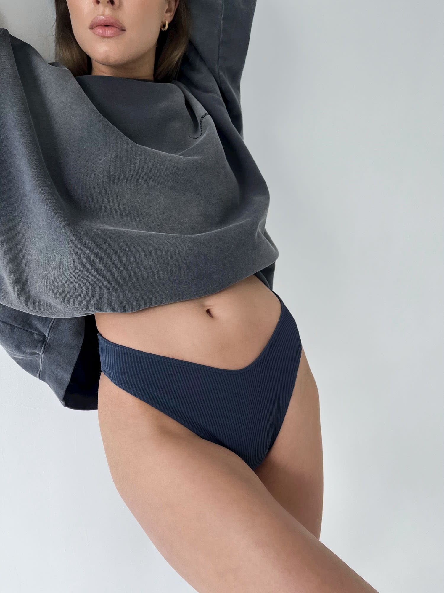 SiaWear Besiūlės V formos braziliškos kelnaitės POWER RIB BRAZILIAN ANTHRACITE, antracito spalvos