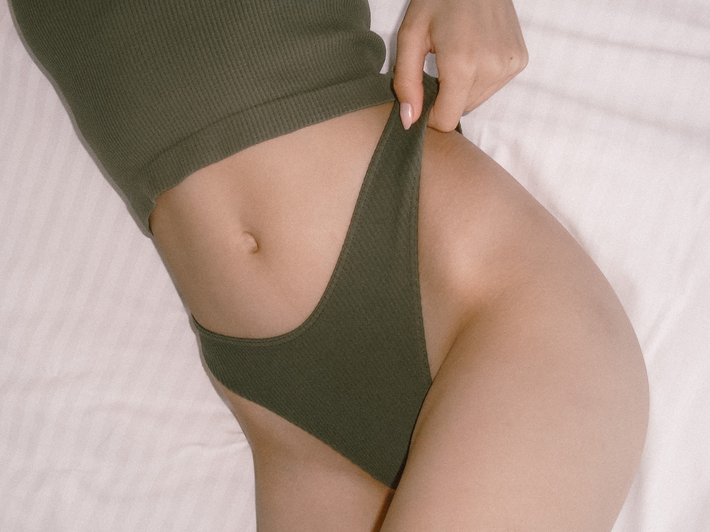 SiaWear Besiūlės V formos braziliškos kelnaitės POWER RIB BRAZILIAN IGUANA, chaki spalvos