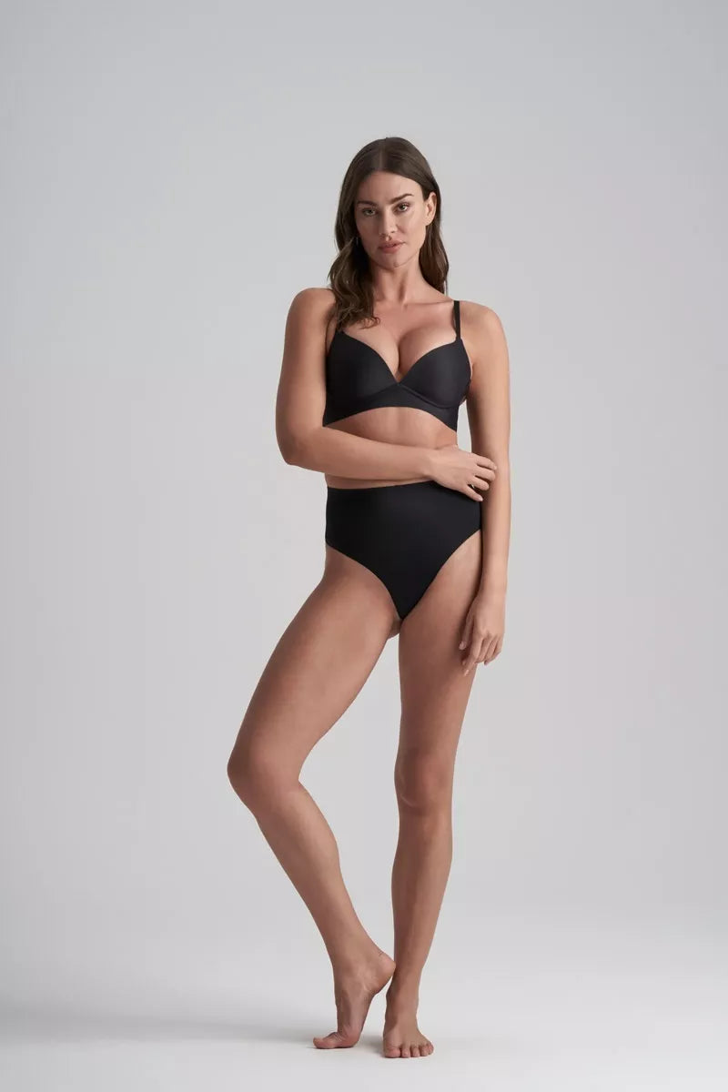 ByeBra Lengvos kompresijos besiūlės formuojančios tanga kelnaitės INVISIBLE MW THONG BLACK