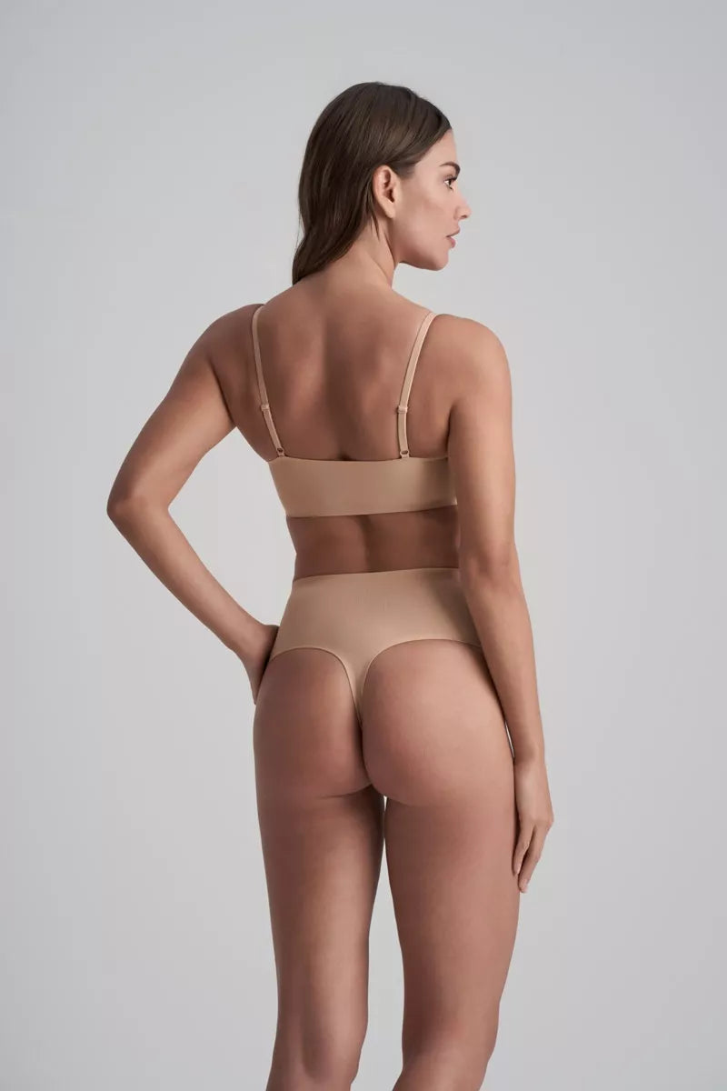 ByeBra Lengvos kompresijos besiūlės formuojančios tanga kelnaitės INVISIBLE MW THONG BEIGE