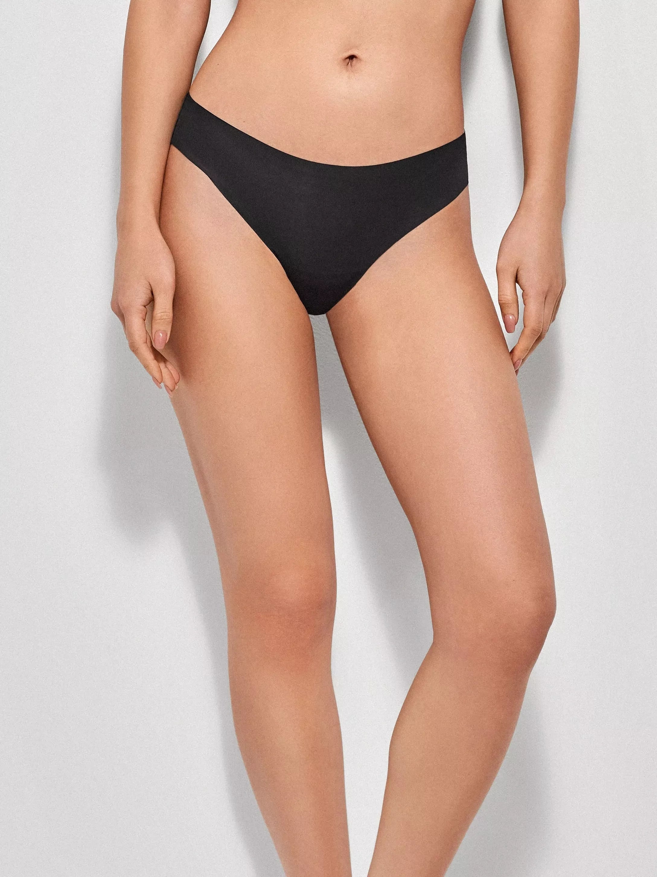 Gisela Lazeriu kirptos tanga kelnaitės TANGA BLACK