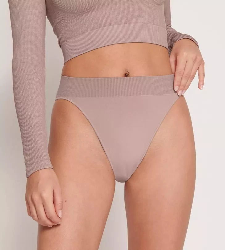 Sloggi Kelnaitės su alavijo mikrokapsulėmis EVER INFUSED ALOE HIGH LEG FOGGY MAUVE