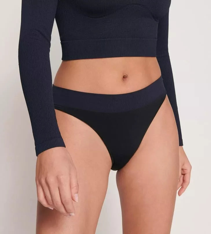 Sloggi Kelnaitės su alavijo mikrokapsulėmis EVER INFUSED ALOE MINI BLACK